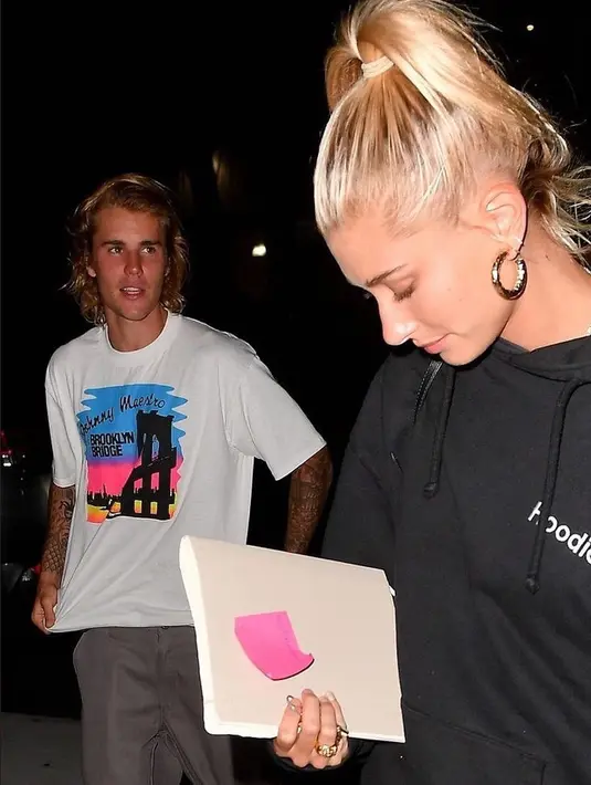 "Hailey dan Justin tengah lelah dengan proses perencanaan pernikahan. Mereka ingin menikmati waktu mereka sekarang," ujar sumber. (instagram/justinbiebertrackerrr)