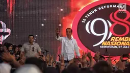 Presiden Joko Widodo (Jokowi) ketika menutup acara rembuk nasional aktivis '98 di Kemayoran, Jakarta, Sabtu (7/7). Dalam acara ini, para aktivis 98 mendeklarasikan dukungan ke Jokowi untuk memimpin dua periode. (Liputan6.com/Faizal Fanani)