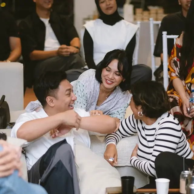 Momen Seru Buka Bersama para Musisi di Rumah Ariel Noah