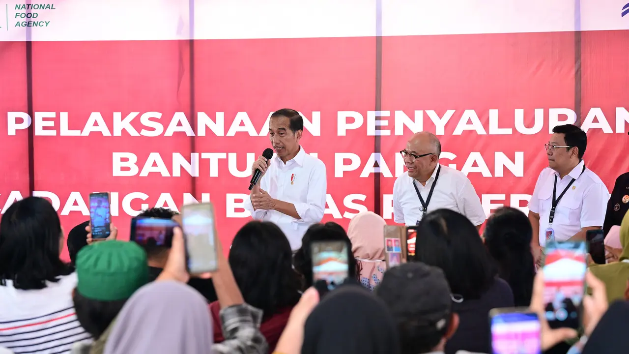 Presiden Jokowi meninjau ketersediaan beras dan penyerahan bantuan cadangan pangan pemerintah di Komplek Pergudangan Tanah Grogot, Kabupaten Paser, Kalimantan Timur (Kaltim).