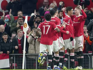Manchester United sukses menumbangkan Aston Villa berkat kemenangan dengan skor tipis 1-0 dalam partai putaran ketiga FA Cup 2021/2022 yang digelar di Old Trafford, Selasa (11/1/2022). (AP/Jon Super)