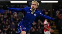 Gelandang Chelsea asal Argentina bernomor punggung 49, Alejandro Garnacho, merayakan gol kedua timnya selama pertandingan leg pertama semifinal Piala Liga Inggris (Carabao Cup) antara Chelsea dan Arsenal di Stamford Bridge, London, Jumat (15-1-2026) dini hari WIB. Arsenal memenangkan pertandingan dengan skor 3-2. (Ben STANSALL/AFP)