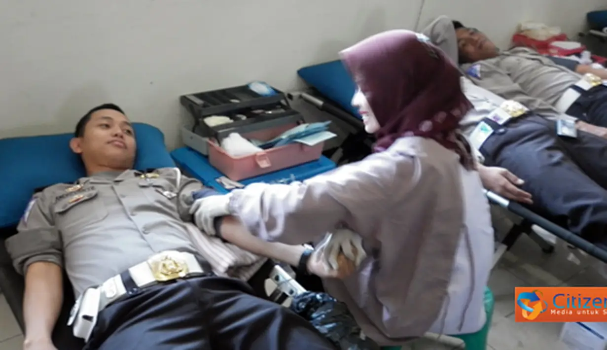 Citizen6, Kendal: Jajaran Polres Kendal dan Yayasan Kemala Bhayangkari menggelar kegiatan sosial menyambut HUT Bhayangkara ke-65, Selasa (21/6). (Pengirim: Aryo Widiyanto)