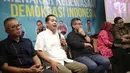 Wakil Ketua Umum Partai Gerindra, Ferry Jualiantono (keduakiri) bersama Sekjen PDIP,Hasto Kristiyanto (ketigakiri) saat berbicara pada gelaran diskusi di Jakarta, Selasa (30/4/2019). Diskusi membahas Menakar Kedewasaan Demokrasi Indonesia. (Liputan6.com/HelmiFithriansyah)