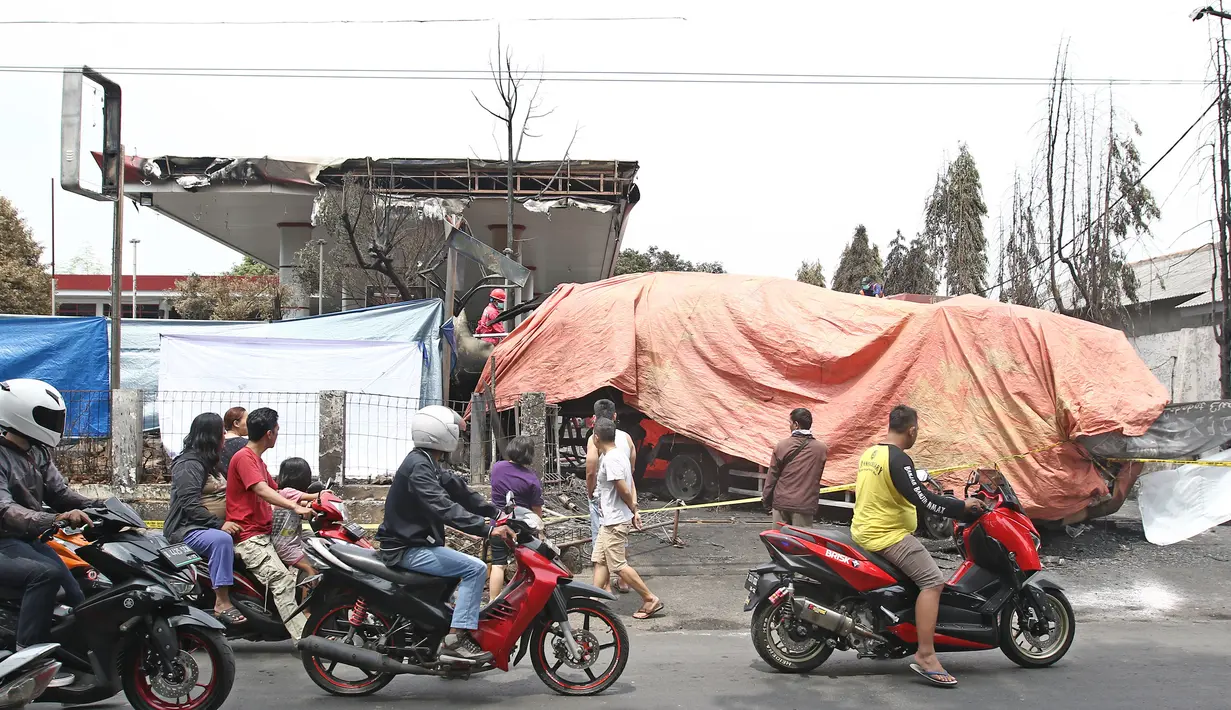 Pengendara melintasi SPBU Jalan Kahfi 2, Jagakarsa setelah terbakarnya sebuah truk tangki, Jakarta, Sabtu (30/12). Tidak ada korban jiwa dalam insiden terbakarnya truk tangki di SPBU Jagakarsa tersebut. (Liputan6.com/Herman Zakharia)