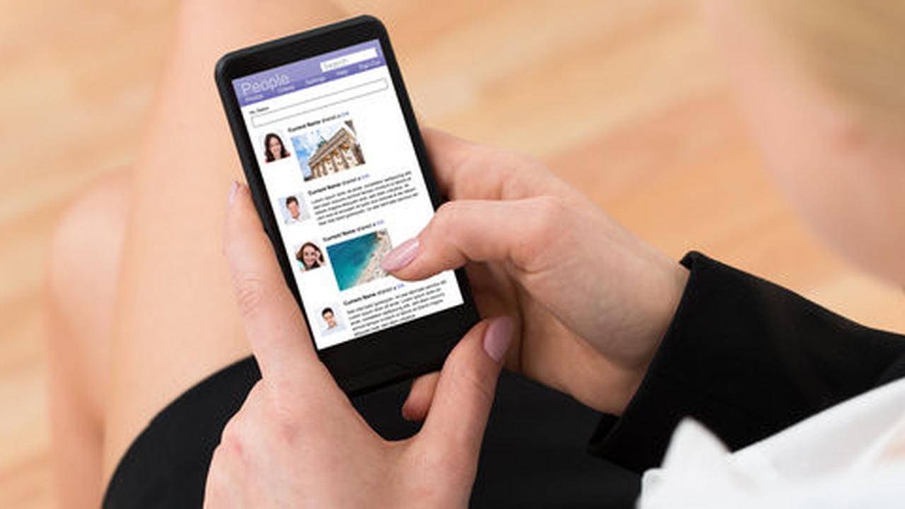 Tips anti malu bermain smartphone di tempat kerja