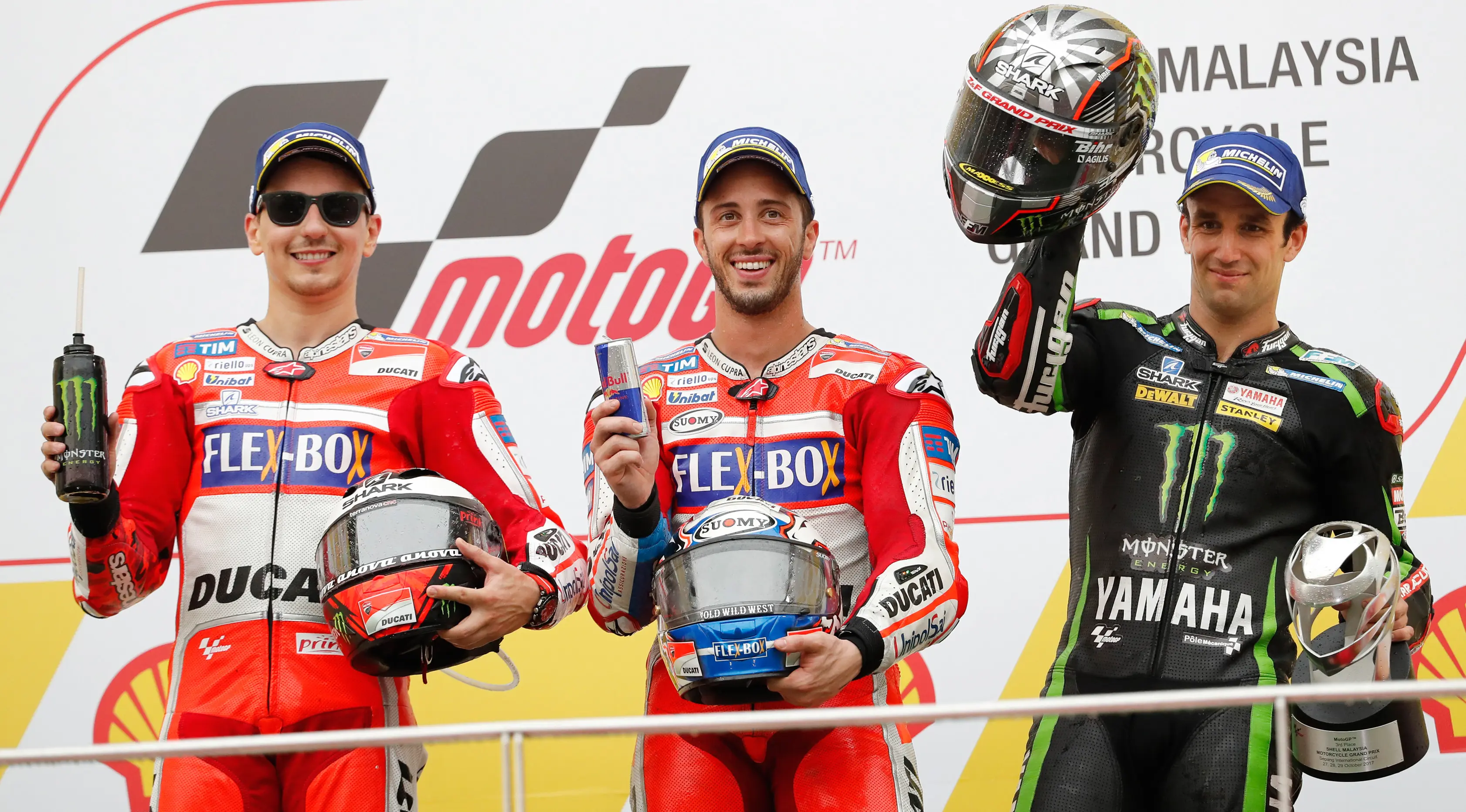 Jorge Lorenzo (kiri) saat naik podium MotoGP Malaysia. (AP/Vincent Thian)