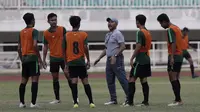 Pelatih Timnas Indonesia U-19, Fakhri Husaini, memberikan arahan kepada pemainnya saat latihan di Stadion Pakansari, Bogor, Rabu (2/10). Latihan ini merupakan persiapan jelang AFF U-19 di Vietnam. (Bola.com/Yoppy Renato)