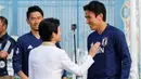 Putri Jepang, Hisako Takamado  berbincang dengan kapten timnas Jepang, Makoto Hasebe sebelum sesi latihan di Kazan, Kamis (21/6). Kunjungan menjelang laga kedua skuat Samurai Biru di Grup H Piala Dunia melawan Senegal. (AP/Eugene Hoshiko)