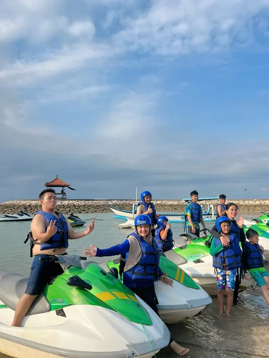 Selain bersama dengan kedua anaknya, Titi Kamal dan Christian Sugiono terlihat menikmati liburan bersama keluarga lainnya. Banyak sekali potret kerabat yang ada di foto yang diabadikannya ketika menikmati momen liburan di Bali, (Liputan6.com/IG/titi_kamall)