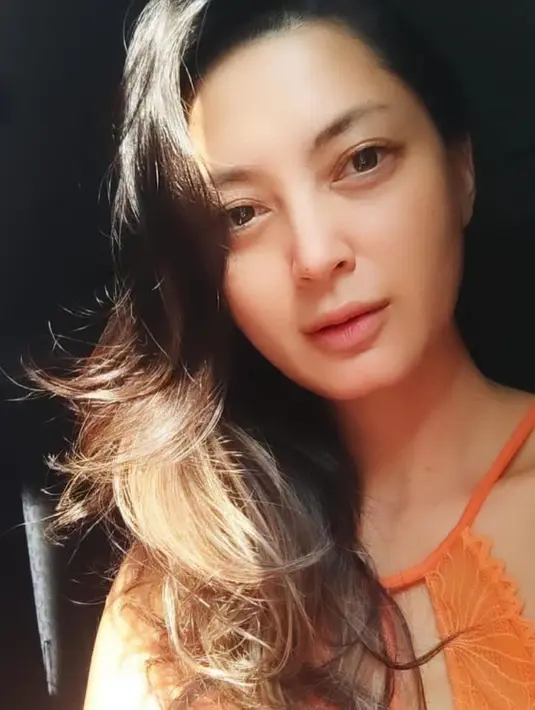 FOTO: 6 Pesona Della Puspita Tanpa Makeup, Awet Muda di Usia 42 Tahun