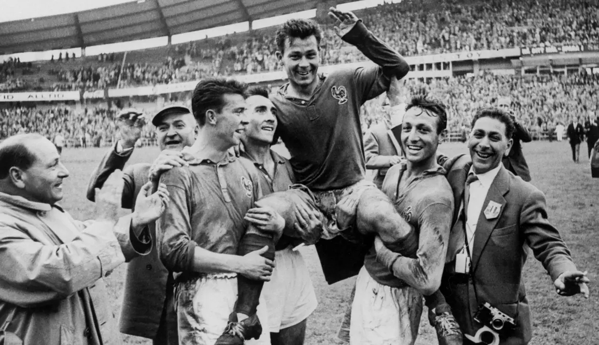 Just Fontaine. Eks striker Timnas Prancis yang kini berusia 89 tahun ini menjadi top skor Piala Dunia sepanjang sejarah dengan jumlah gol terbanyak. Saat menjadi top skor pada Piala Dunia 1958 di Swedia, pemain yang pensiun pada Juli 1960 ini berhasil mencetak 13 gol dari 6 laga dan membawa Prancis finis di posisi ketiga. Ketajamannya dibuktikan dengan 4 gol yang dijaringkannya ke gawang Jerman Barat dalam kemenangan 6-3 di laga perebutan gempat ketiga, sementara di laga pembuka fase grup ia menyumbang 3 gol saat menang 7-3 atas Paraguay. (AFP/Staff)