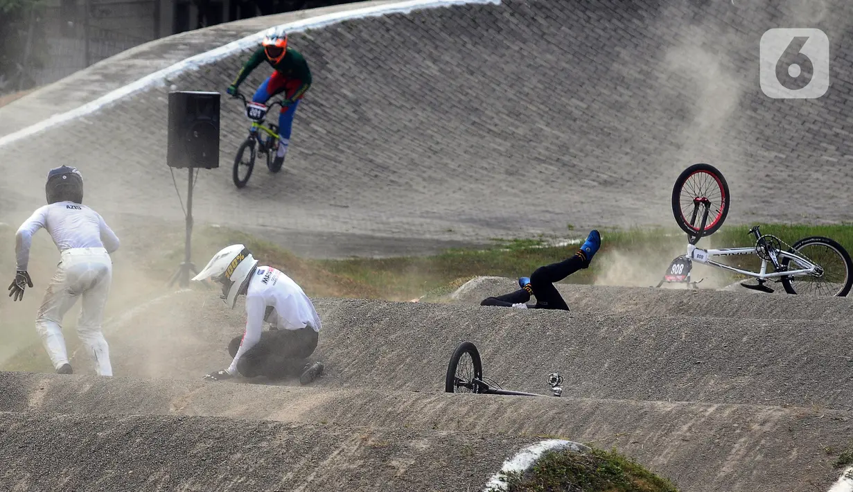 Sejumlah pembalap terjatuh saat bersaing pada kejuaraan internasional sepeda BMX Indonesia Cup 2023 seri 3 nomor Men Elite di Jakarta International BMX Track, Minggu (23/7/2023). (merdeka.com/Imam Buhori)