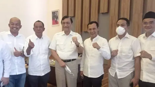 Jaro Ade (ketiga kanan) saat bersama Menko Luhut Binsar Panjaitan. (Ist)