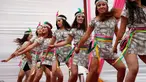Sejumlah narapidana menari dihadapan penonton di penjara wanita Santa Monica, Lima , Peru 5 Mei 2016. Kegiatan ini dilakukan untuk menyambut peringatan Hari Ibu.  (REUTERS / Janine Costa)
