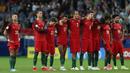 Para pemain Portugal tampak kecewa usai disingkirkan Cile dari semifinal Piala Konfederasi di Kazan Arena, Kazan, Rabu (28/6/2017). Portugal kalah adu penalti 0-3 dari Cile. (EPA/Mario Cruz)