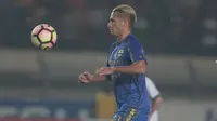 Pemain Persib Bandung, Raphael Maitimo saat melawan PS TNI pada lanjutan Liga 1 2017 di Stadion Si Jalak Harupat, Sabtu (05/8/2017). Persib menang 3-1. (Bola.com/Nicklas Hanoatubun)