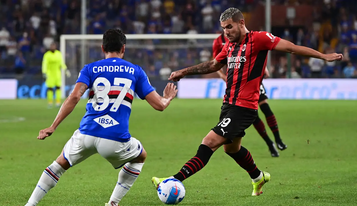 Pemain Sampdoria Antonio Candreva (kiri) berebut bola dengan pemain AC Milan Theo Hernandez pada pertandingan Serie A di Stadion Luigi Ferraris, Genova, Italia, 23 Agustus 2021. AC Milan menang 1-0. (MIGUEL MEDINA/AFP)