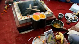 Warga melakukan ritual doa untuk atlet bulu tangkis mereka, P.V. Sindhu yang mengikuti Olimpiade 2016 untuk mendapatkan medali emas di Chandigarh , India , 19 Agustus 2016. Sambil memegang foto P.V. Sindhu mereka berdoa bersama. (REUTERS / Ajay Verma)