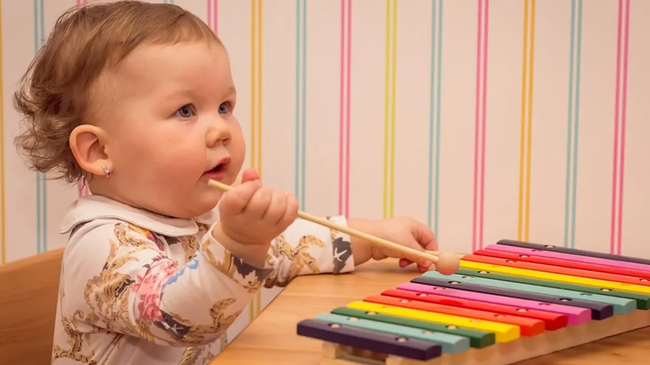 Bayi bermain musik