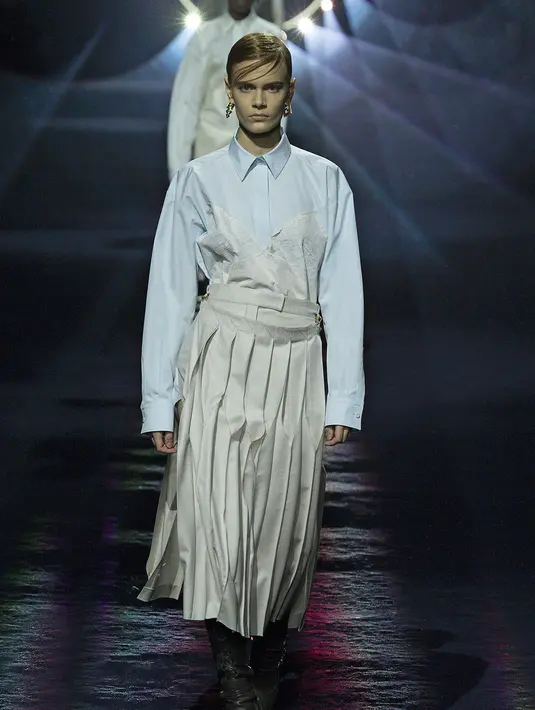 "Hari pertama Delfina masuk kerja, ia mengenakan pakaian berwarna biru dan cokelat, dan saya pikir caranya berbusana tampak sangat halus. Ada keanggunan yang juga aneh dalam cara ia mengenakan FENDI dan inilah yang aku suka," ujar Kim Jones. [Foto: Document/FENDI]