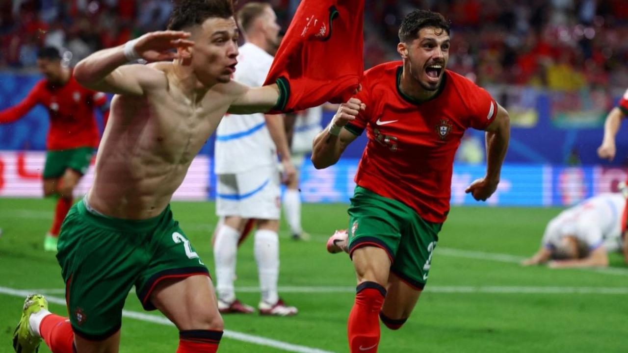 Francisco Conceicao  langsung merayakan gol spektakulernya bersama Pedro Neto. <br><br>Gol kedua untuk Timnas Portugal ini sekaligus menjadi penutup akhir pertandingan babak kedua. Foto: Reuters<br>