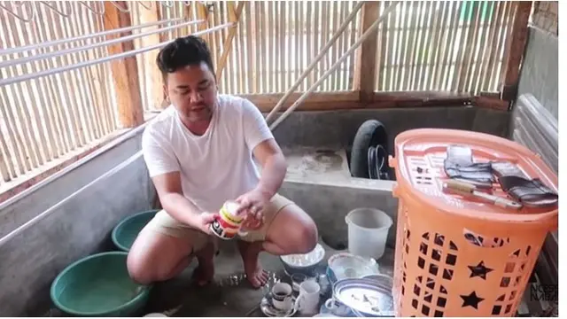 Tempat mencuci piring Ncess Nabati terlihat sederhana, ia bisa memandangi halaman sekitar dari bilik pagar kayu.
