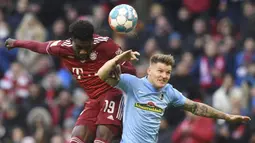 Alphonso Davies (kiri) pernah meraih gelar Liga Champions bersama Bayern Munchen di usia 19 tahun. Ia juga semakin dipercaya untuk menempati posisi bek kiri karena kecepatan dan akurasi umpan silang yang baik. Terbukti, ia telah mencatat 2 assist dari 5 laga fase grup. (AFP/Christof Stache)