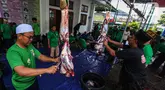 Panitia kurban melakukan pemotongan daging hewan kurban di halaman masjid Jami Daarul Falaah di Jakarta Selatan, Senin (17/6/2024). (Liputan6.com/Angga Yuniar)