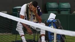 Ekspresi petenis Australia, Nick Kyrgios saat melawan petenis Prancis, Pierre-Hugues Herbert ada babak pertama Wimbledon 2017 di The All England Lawn Tennis Club, Wimbledon, London, (3/7/2017). Nick kalah karena cedera. (AFP/Daniel Leal-Olivas)