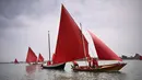 Anggota asosiasi pelayaran budaya berlayar dalam acara Regatta Merah di Venesia, Italia, Minggu (20/6/2021). Regatta Merah diselenggarakan oleh seniman AS Melissa Mc Gill. (MARCO BERTORELLO/AFP)