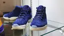 Sepasang sepatu Nike Air Jordan II ukuran 9 berwarna biru yang dibuat untuk memperingati pensiunnya Derek Jeter dipajang di rumah lelang Sotheby, New York pada 12 Juli 2019. Rumah lelang tersebut mengadakan lelang sneaker langka untuk pertama kalinya. (AP Photo/Ted Shaffrey)