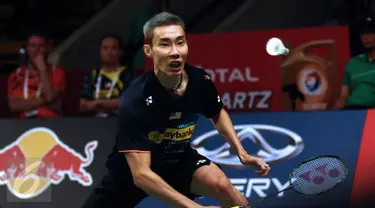 Pebulutangkis tunggal putra Malaysia, Lee Chong Wei berusaha menahan pukulan bola Marc Zwiebler di Total BWF World Championships 2015 di Istora Senayan Jakarta, Rabu (12/8/2015). Lee Chong Wei unggul 21-14, 17-21, 21-8. (Liputan6.com/Helmi Fithriansyah)