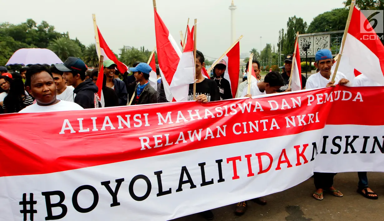 Aliansi Mahasiswa dan Pemuda Relawan Cinta NKRI melakukan demo di depan Istana Negara, Jakarta, Rabu (7/11). Demo ini di lakukan terkait pidato Prabowo Subianto di Boyolali beberapa waktu lalu. (Liputan6.com/JohanTallo)
