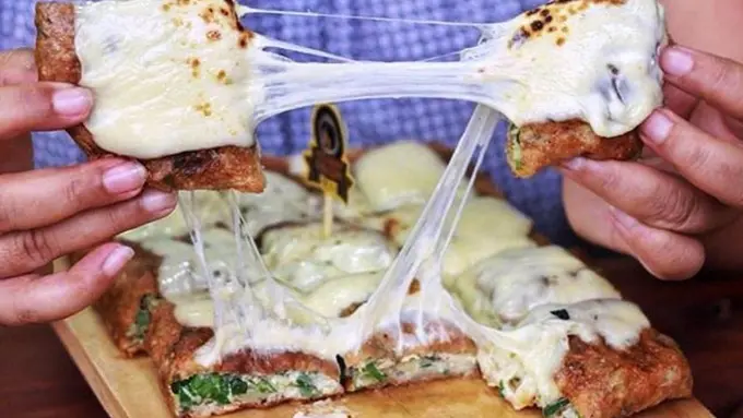 [Bintang] Mencicipi Kelezatan Martabak Mozzarella dalam 10 Potret