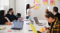 Ilustrasi rapat seorang marketing atau PR. (Foto: Unsplash/Jason Goodman)