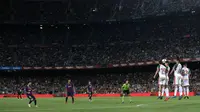 Lionel Messi mencetak dua gol saat Barcelona mengalahkan Alaves di Camp Nou, Minggu (19/8/2018) dini hari WIB. (AP Photo/Manu Fernandez)