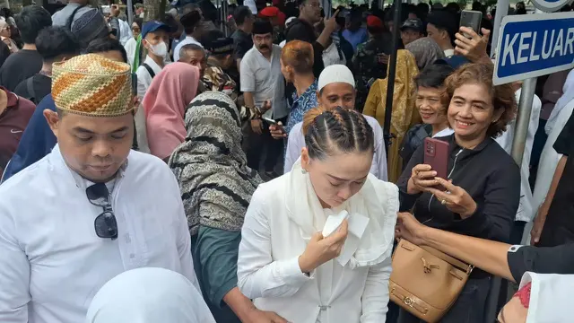 Sudah dianggap seperti ibu kandung, Tangis Inul tak terbendung di pemakaman Titiek Puspa