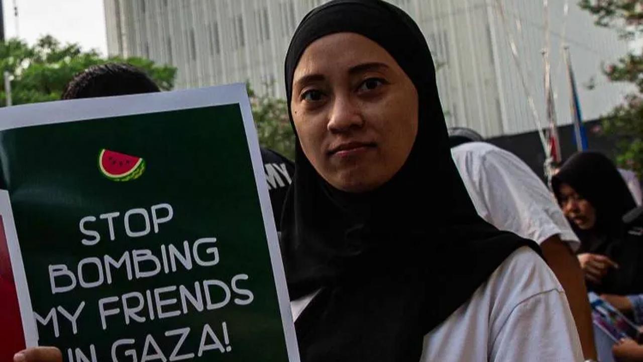 Relawan memegang poster semangka saat aksi damai Aliansi Rakyat Indonesia Bela Palestina di kawasan Sarinah (5/11/2023).