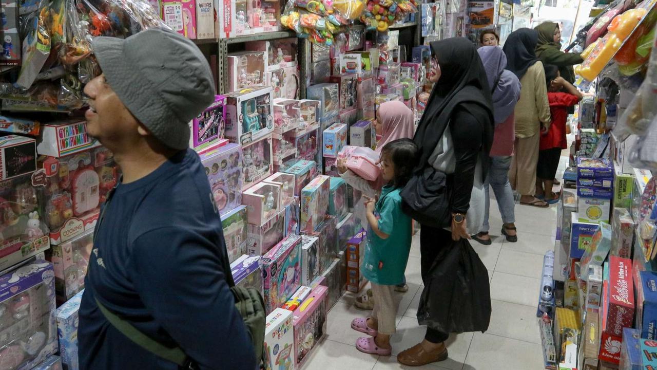 FOTO: Pasar Gembrong Jakarta Diserbu Pembeli Mainan Saat Libur Lebaran