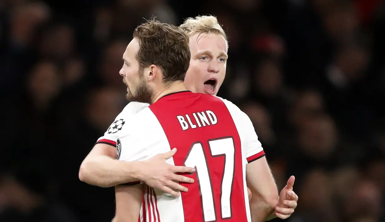 Gelandang Ajax, Donny van de Beek (kanan) berselebrasi usai mencetak gol ke gawang Chelsea pada pertandingan lanjutan Grup H Liga Champions di Stamford Bridge, London (5/11/2019). Chelsea bermain imbang 4-4 atas Ajax. (AP Photo/Frank Augstein)