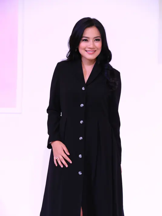 Meski telah menjadi seorang ibu, tak lupa selalu menjaga penampilannya. Apalagi sebagai selebriti yang selalu dituntut tampil ‘sempurna’ oleh para penggemarnya. Dan jaga tubuh wangi, agar disayang suami. (Adrian Putra/Bintang.com)