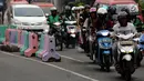 Pengendara melintasi Jalan TB Simatupang, Jakarta, Jumat (7/7). Jalan TB Simatupang sekitar perempatan Pasar Rebo menjadi berwarna dengan tampilan pot cat dan pembatas jalan warna warni. (Liputan6.com/Helmi Fithriansyah)