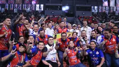 Juara bertahan putra, Jakarta LavAni Allobank Electric menjuarai putaran kedua PLN Mobile Proliga 2024 setelah mengalahkan Jakarta Garuda Jaya dengan skor 3-0 (25-20, 25-11, 25-20) pada laga seri keempat putaran kedua di GOR Terpadu A. Yani, Pontianak, Sabtu (22/6/2024). Klub milik Presiden RI ke-6 Susilo Bambang Yudhoyono ini mengumpulkan enam kemenangan dari tujuh laga di putaran kedua dengan poin 16. (Dok. PBVSI)