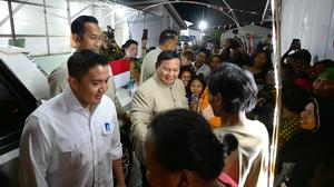 Momen Prabowo Malam-Malam Sambangi Warga Relokasi Senen di Rumah Baru