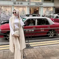 Paduan beige dan putih dengan aksen sederhana berhasil menghadirkan kesan elegan. Komposisi warna seperti ini bisa jadi pilihan sempurna. [Foto: Instagram/ Dsaks]