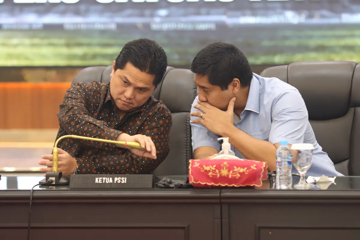 Ketua Satgas Anti Mafiabola Independen, Maruarar Sirait bersama Ketua Umum PSSI, Erick Thohir