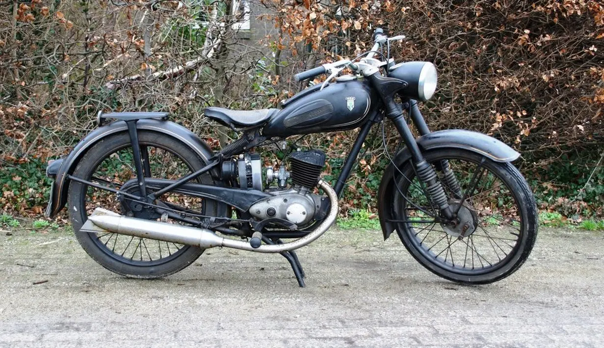DKW Union RT 125 rilis pertama kali di tahun 1939 hingga 1964 ini menjadi salah satu motor yang sukses di eranya. Dalam kurun waktu kurang lebih 25 tahun, DKW RT 125 berhasil terproduksi sebanyak 450 ribu unit. Jantung pacunya berkapasitas 123cc 2-tak yang terkenal bandel, sehingga ia juga digunakan dalam Perang Dunia II. (Source: catawiki.com)