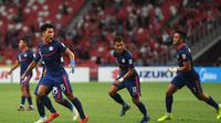Gelandang Timnas Singapura, Song Uiyoung (kiri) berselebrasi usai mencetak gol ke gawang Indonesia pada pertandingan leg kedua semifinal Piala AFF 2020 di National Stadium, Sabtu (25/12/2021). Laga dimenangkan Indonesia 4-2 lewat perpanjangan waktu 2 x 15 menit. (AFP/Roslan Rahman)