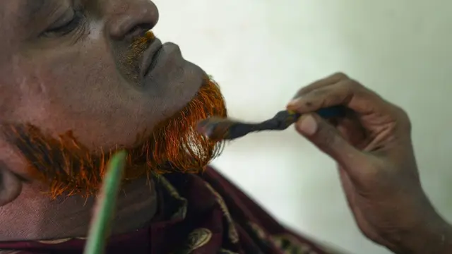 Tren Warna Janggut Terang di Bangladesh (AFP/Munir Uz Zaman)
